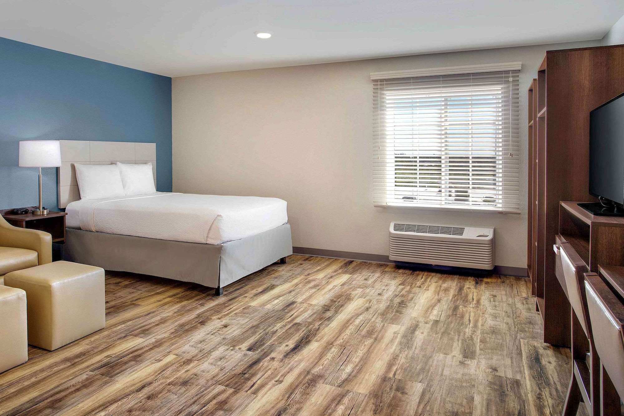 STUDIO, QUEEN BED, KITCHEN