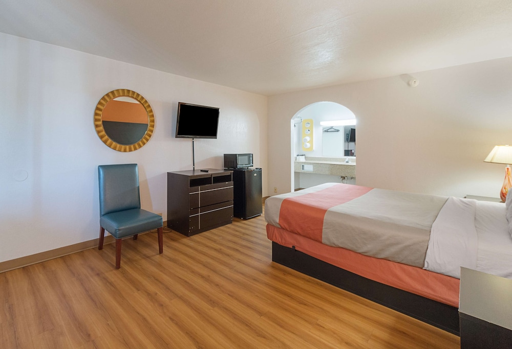 Motel6 San Antonio, TX - I-10 West 33/55