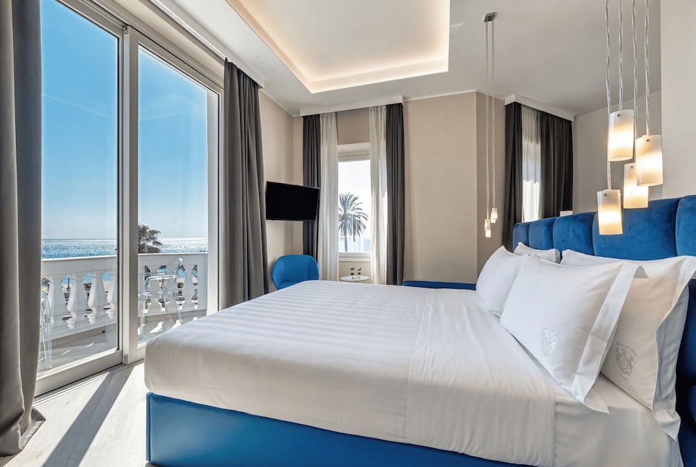 DELUXE, DOUBLE BED, SEA VIEW
