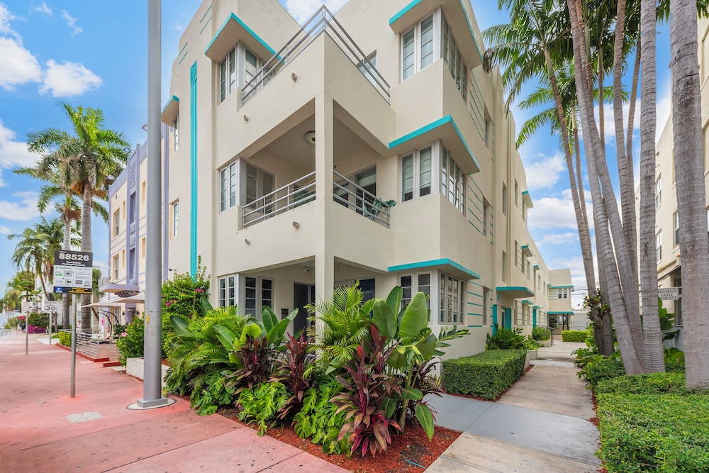 Luxuri Suites 3/50