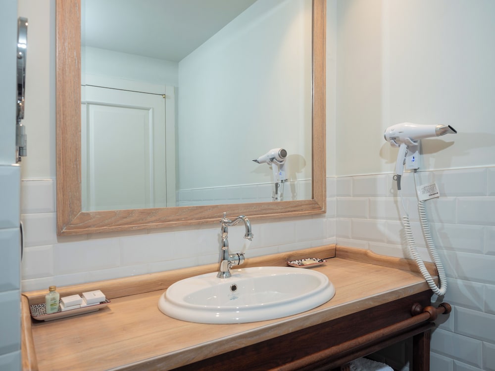 Ebel Boutique Hotel Tirana 50/50