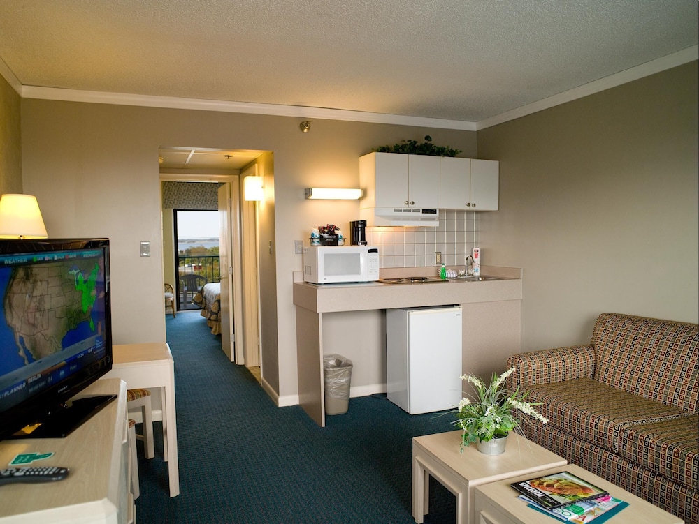 Cayman Suites Hotel 54/80