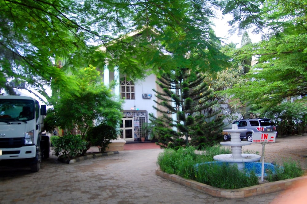 De-B Garden Hotel 32/38