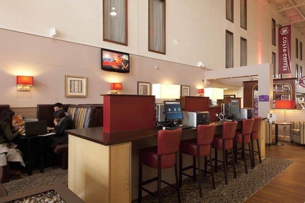 Premier Inn London Heathrow Airport T2 And T3 Bath Road 34/58