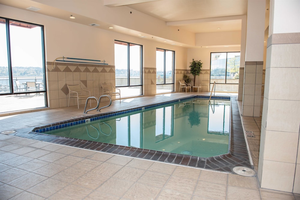 Hampton Inn Suites Bremerton in BREMERTON - WA
