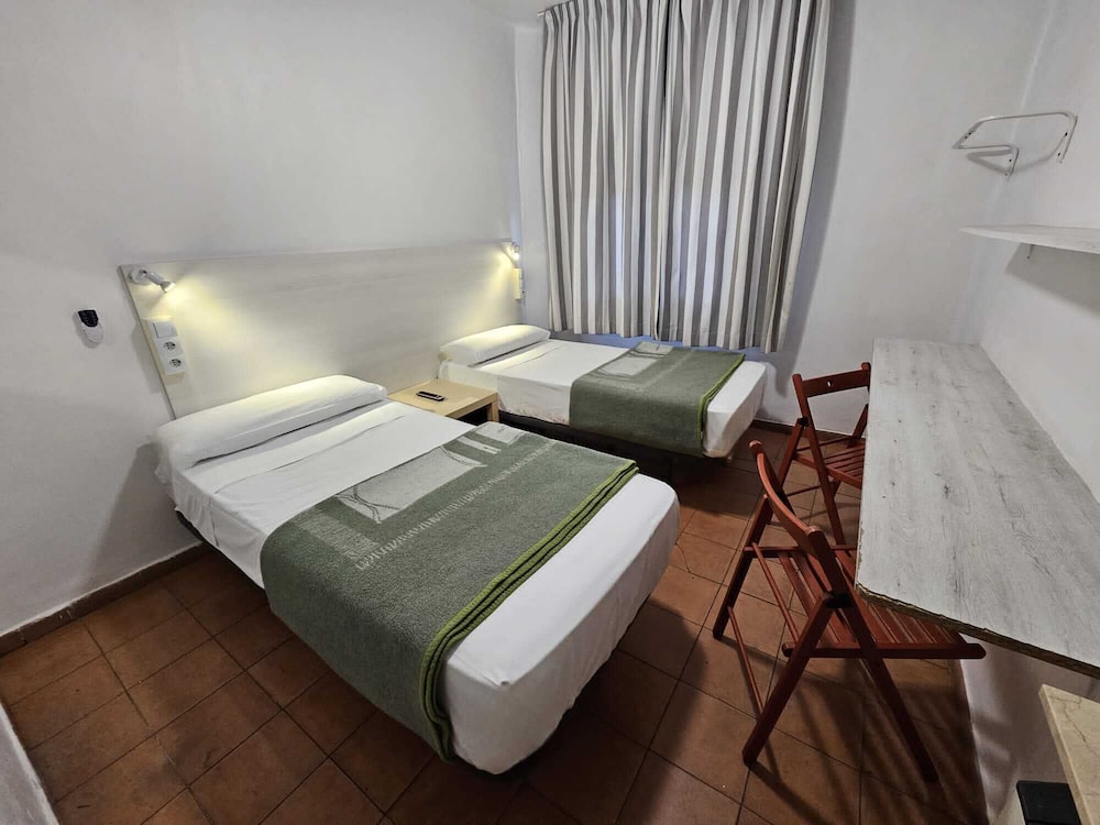 ROOM, TWIN BEDS, SHARED BATHROOM