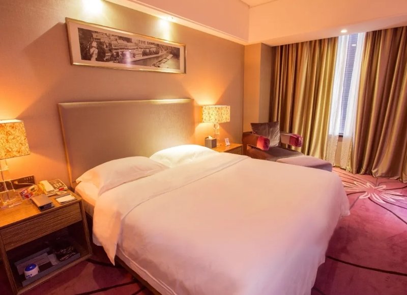 The Summit Hotel 2/4