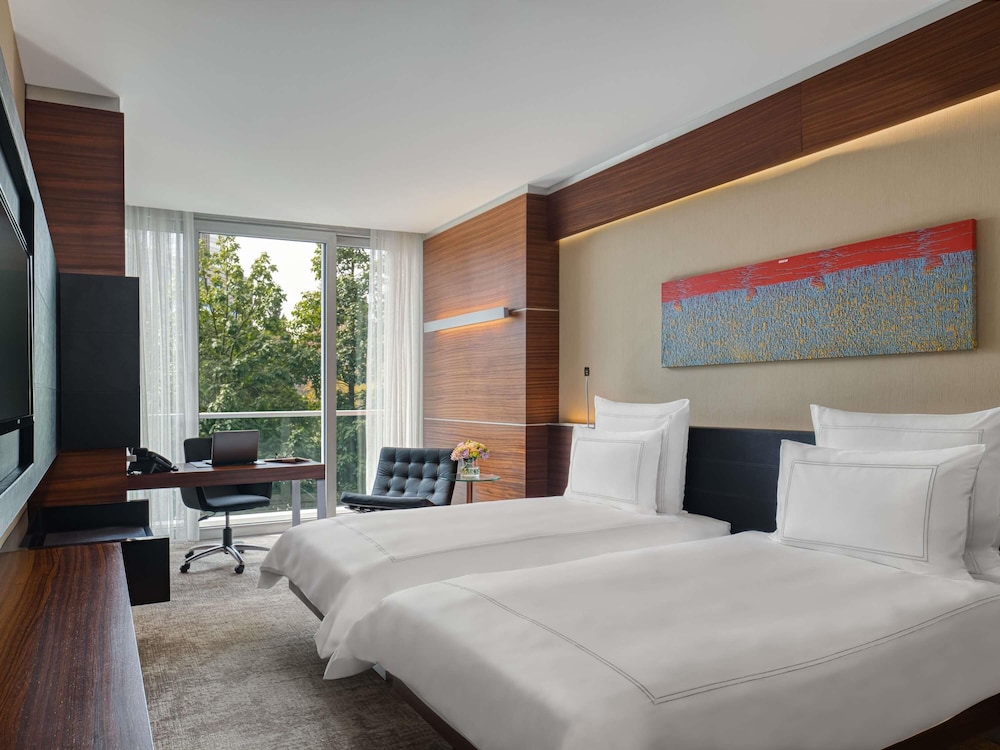CLASSIC, TWIN BEDS, CITY VIEW