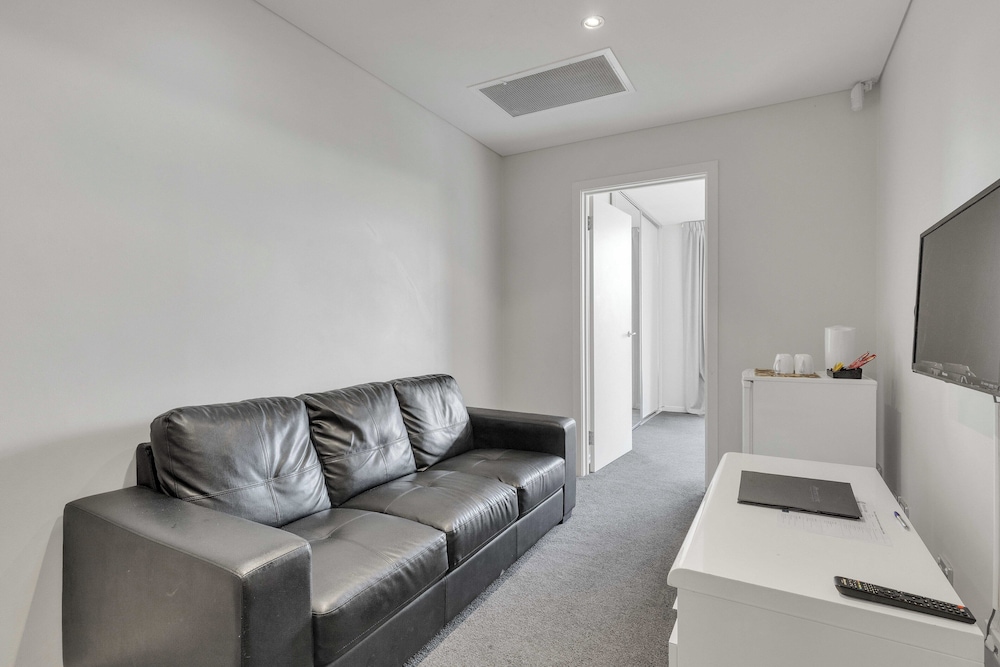 MAWSON LAKES HOTEL 41/64