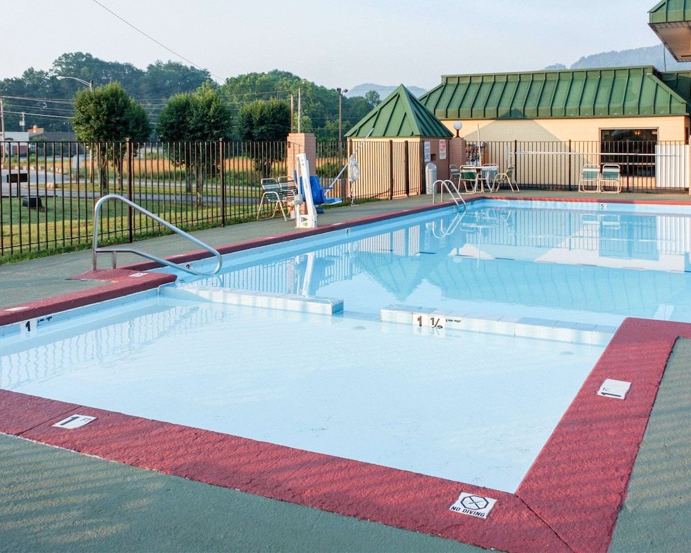 Econo Lodge Rocky Top, TN 13/27
