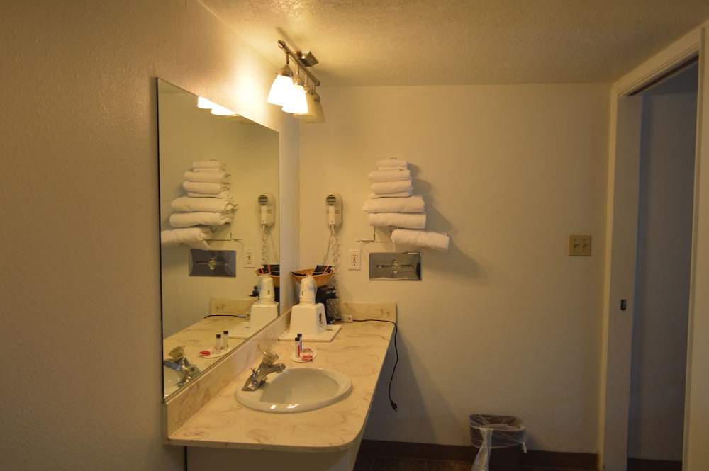 Super 8 By Wyndham St. George UT 20/23