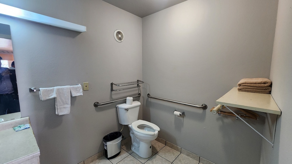 Benbrook Inn & Suites by Fort Worth I-20 32/34