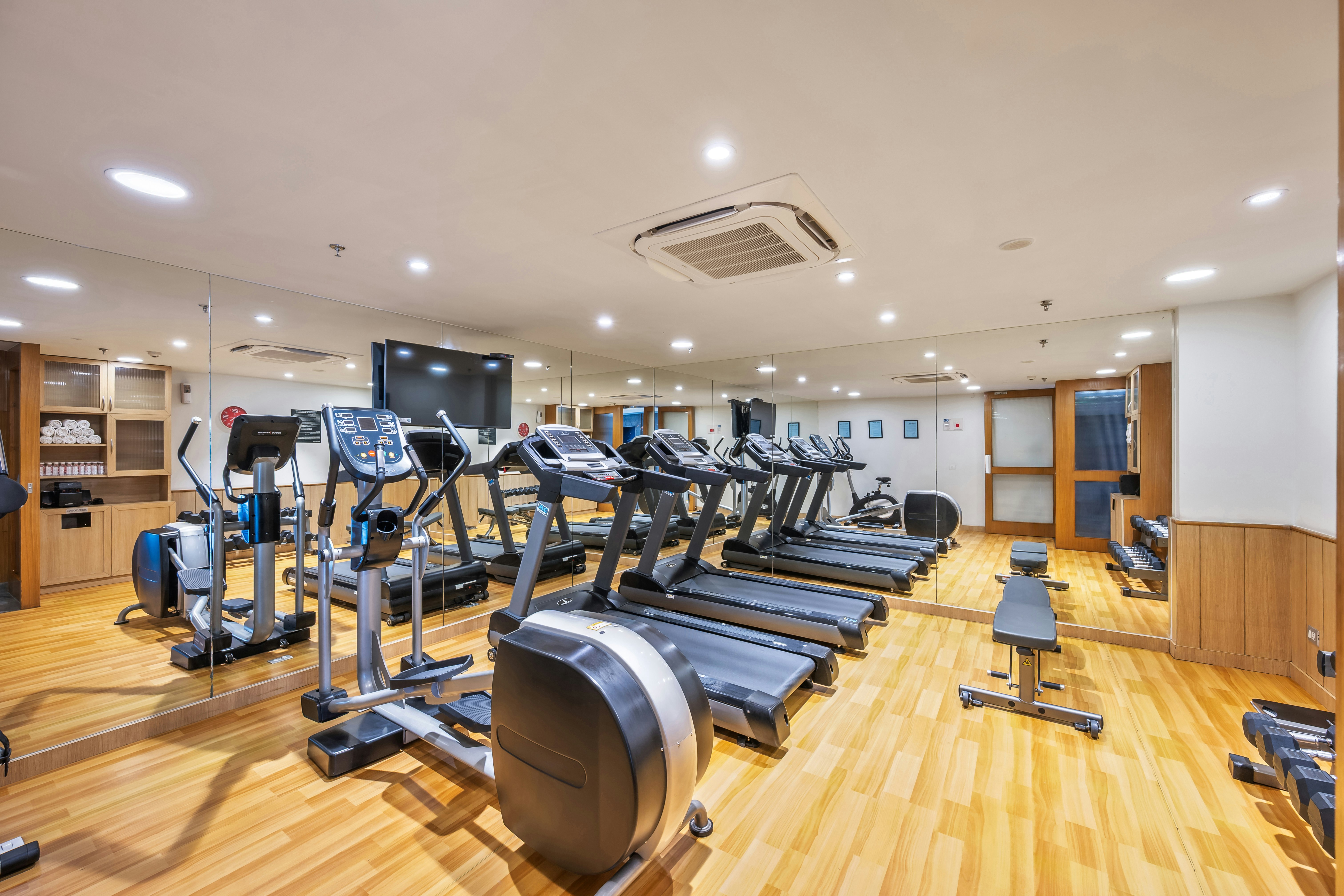 Holiday Inn Express Hyderabad Hitec City 45/76