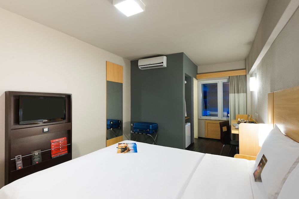 EXECUTIVE, APARTMENT, QUEEN BED, PARTIAL SEA VIEW