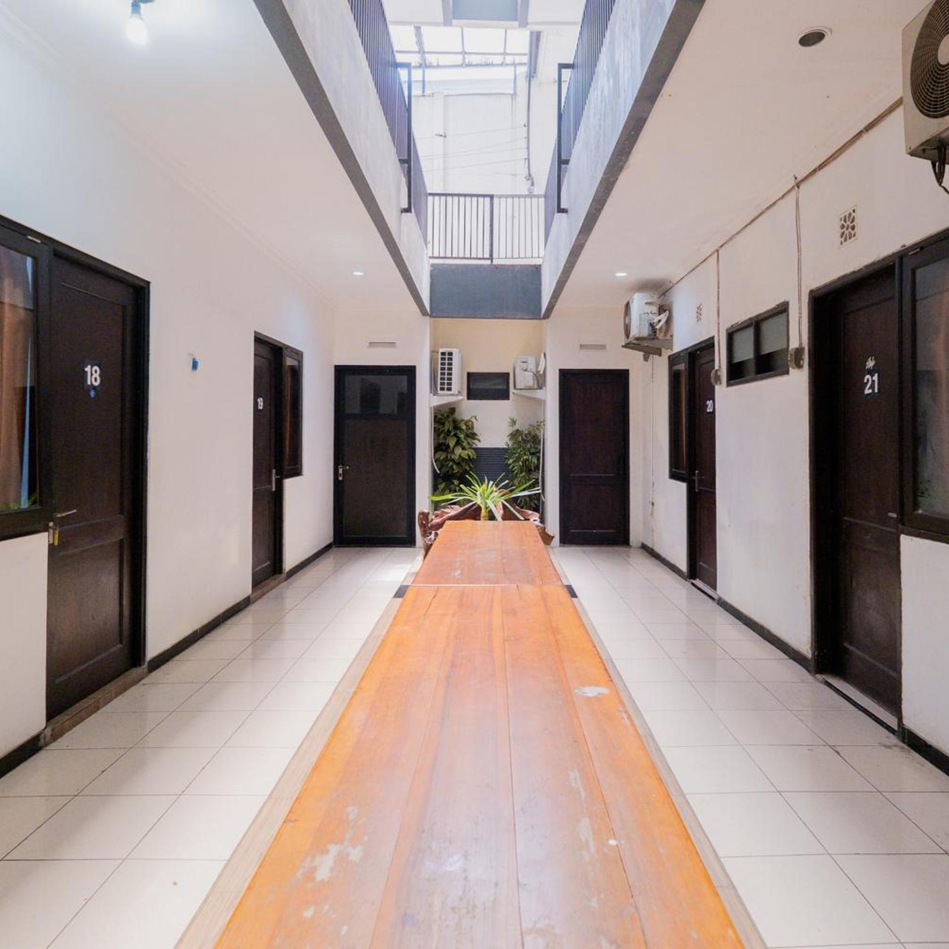 OYO Flagship 90524 Holistay Surabaya New 9/33