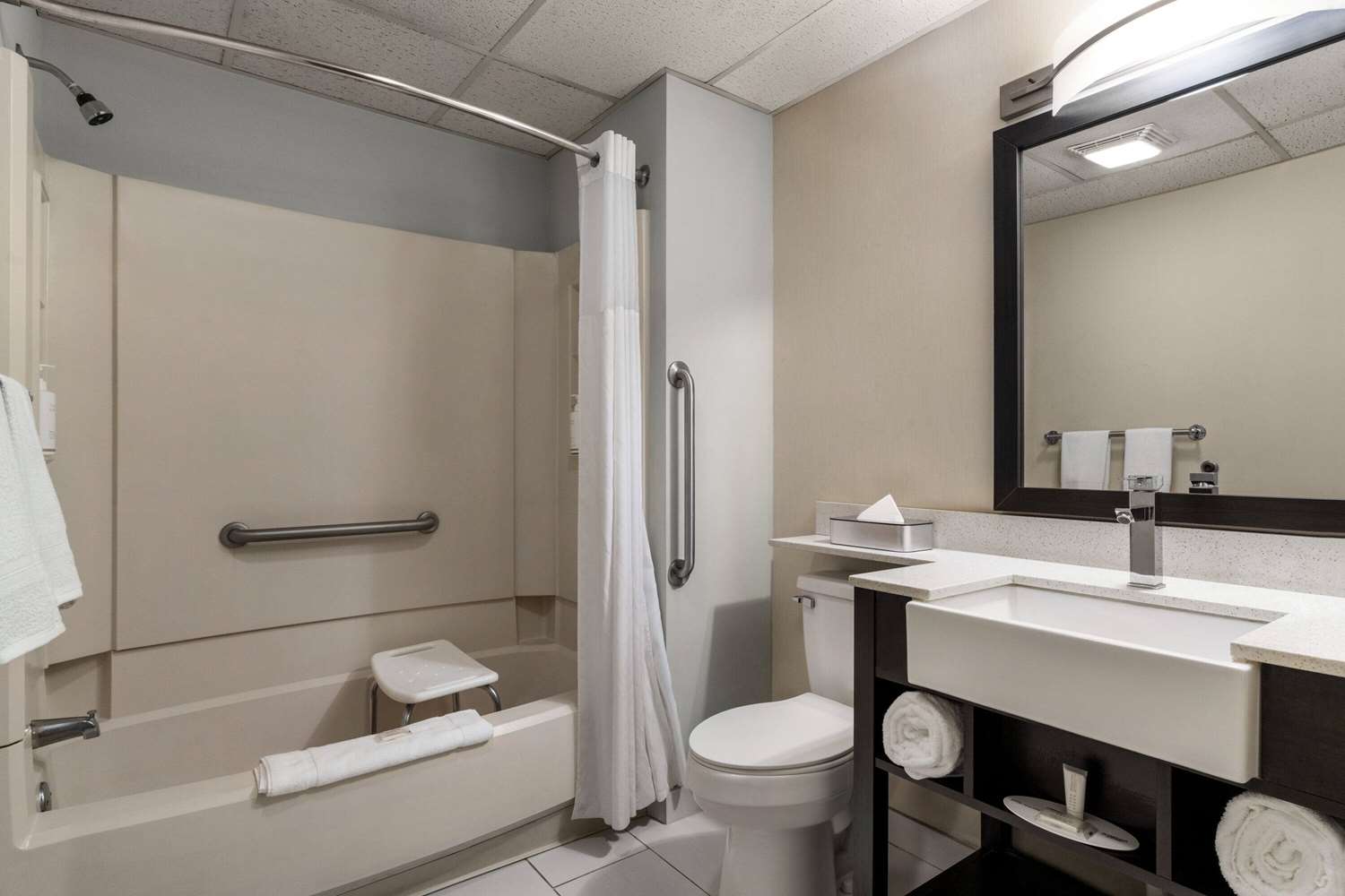 Days Inn Suites By Wyndham Lancaster Amish Country 26/28