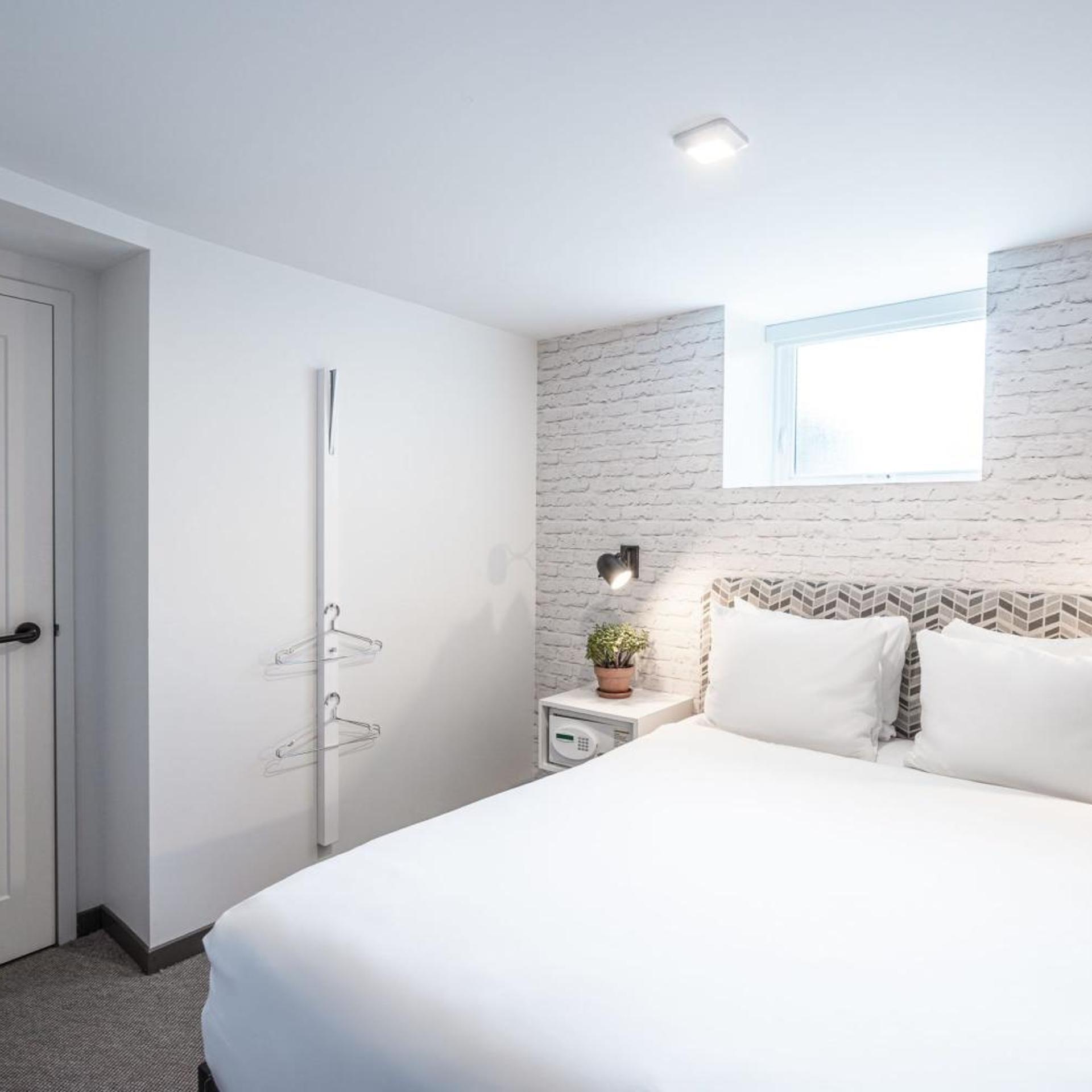 Basement, Queen Bed