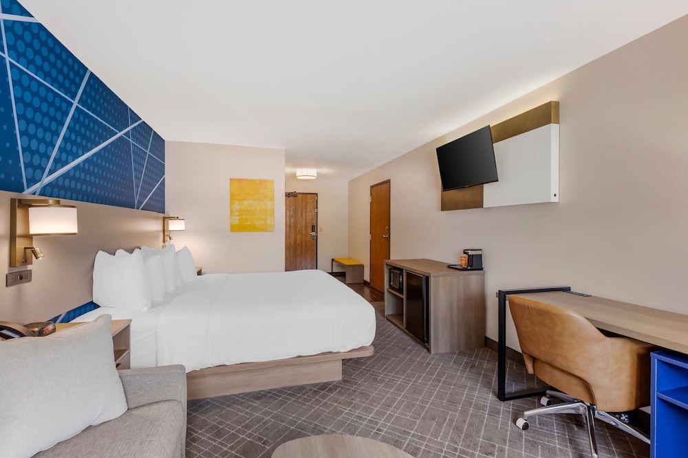 غرفة قياسية بسرير كينج بإطلالة على النهر مع أريكة، Comfort Inn River's Edge 3/10