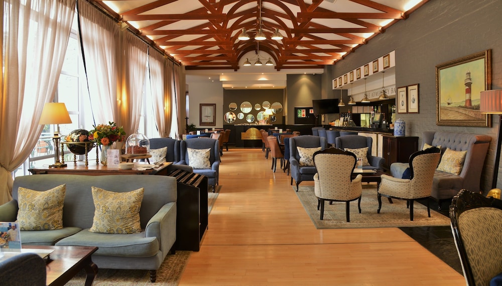The Commodore Hotel 37/62
