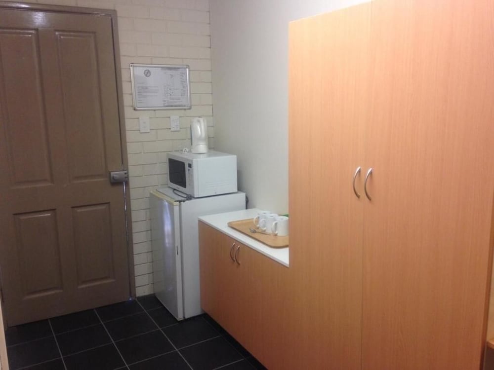 Budget Motel 46/46