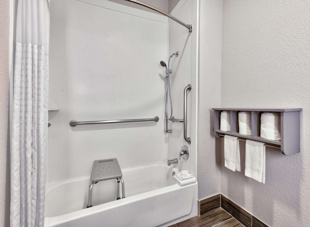 La Quinta Inn & Suites by Wyndham Dallas - Las Colinas 6/20