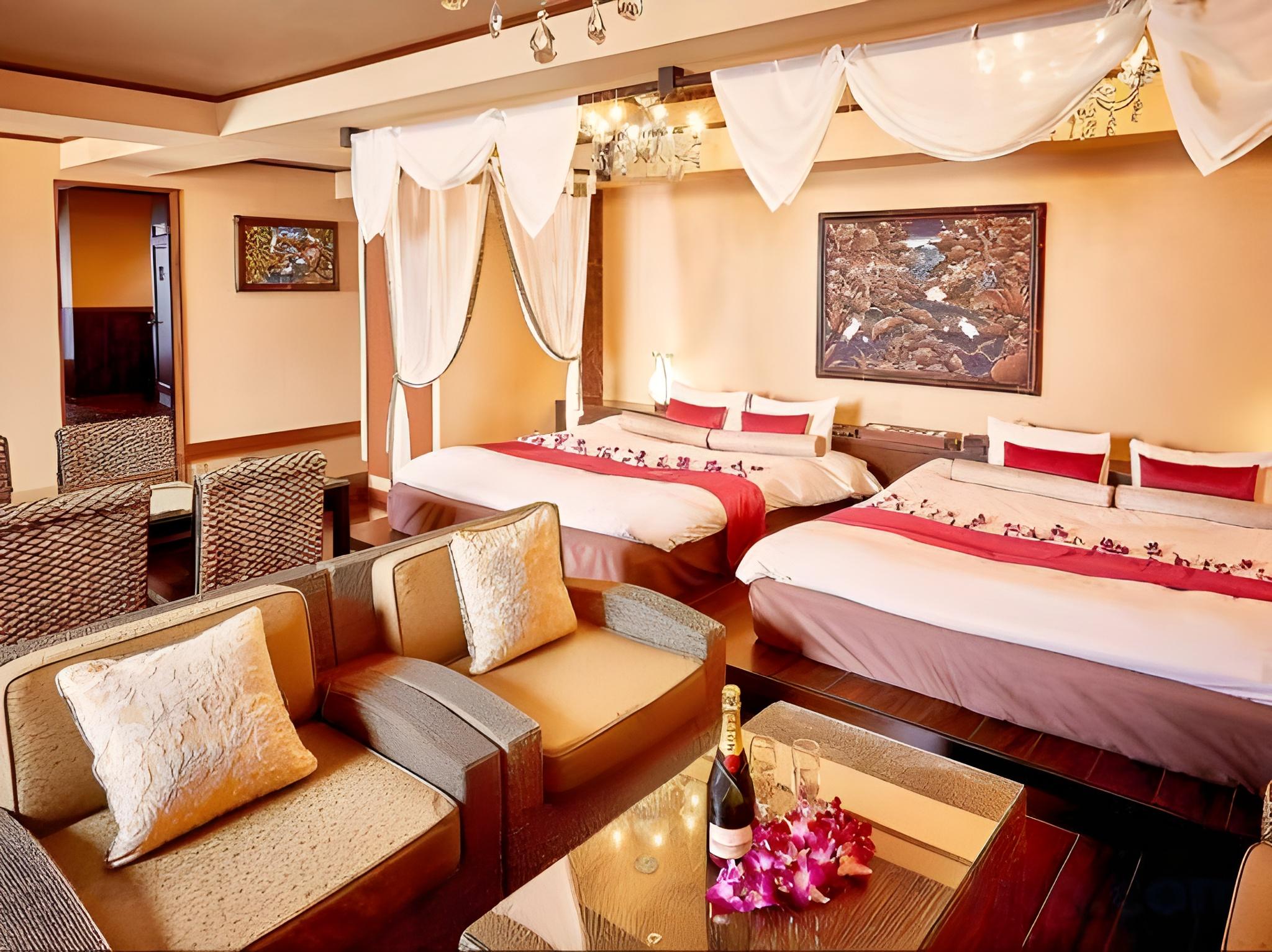 Grand, Spa, Suite, 2 King Beds, 2 Queen Beds, Bathtub, Large
