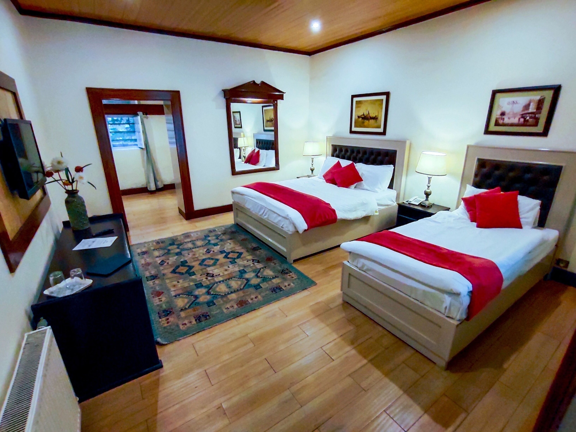 2 Bedrooms, Family Suite, Queen and Twin Beds, Garden View, Garden Area