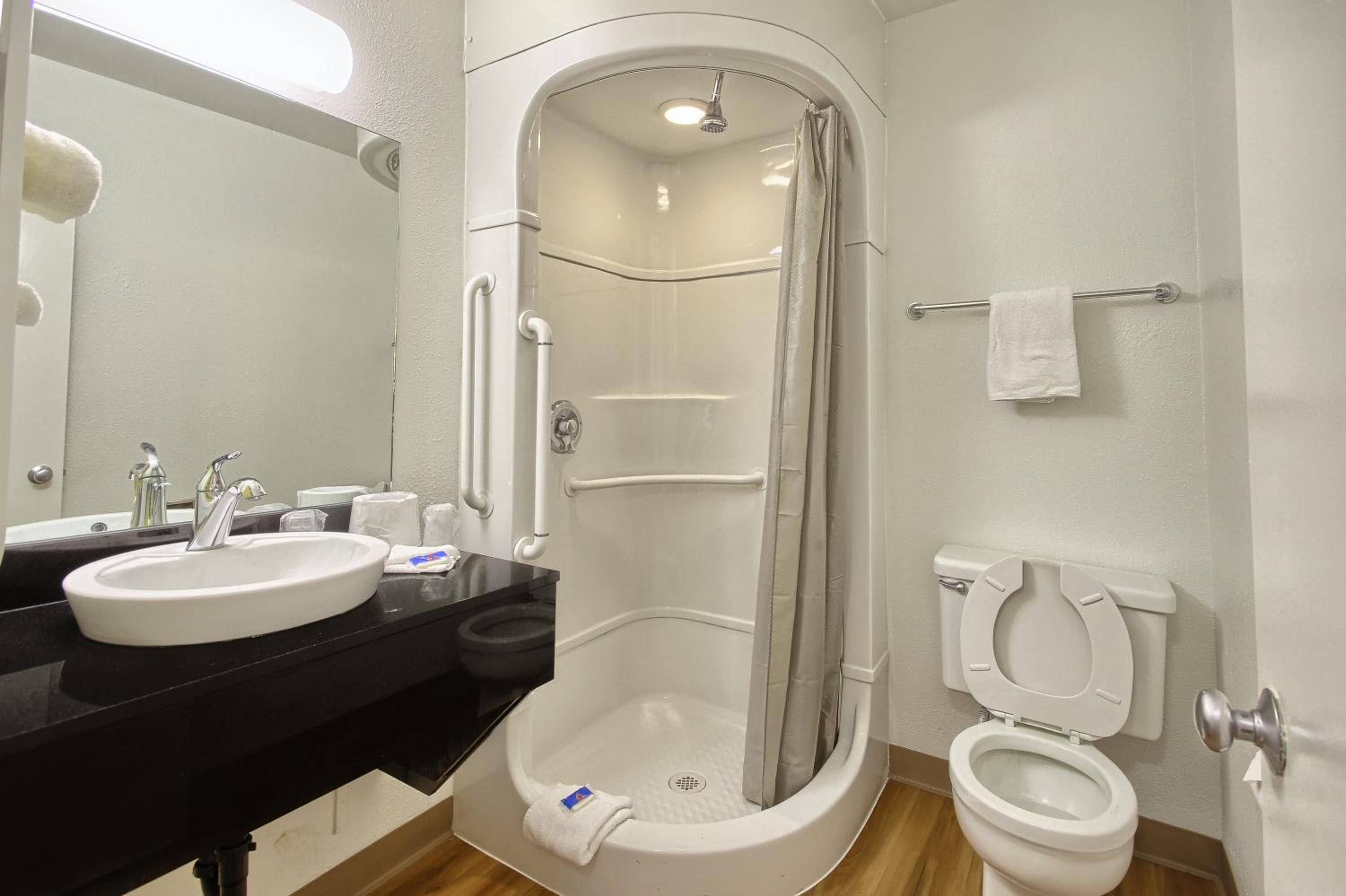 1 Full Bed - ADA/Tub, Motel6 Tulare, CA 10/10