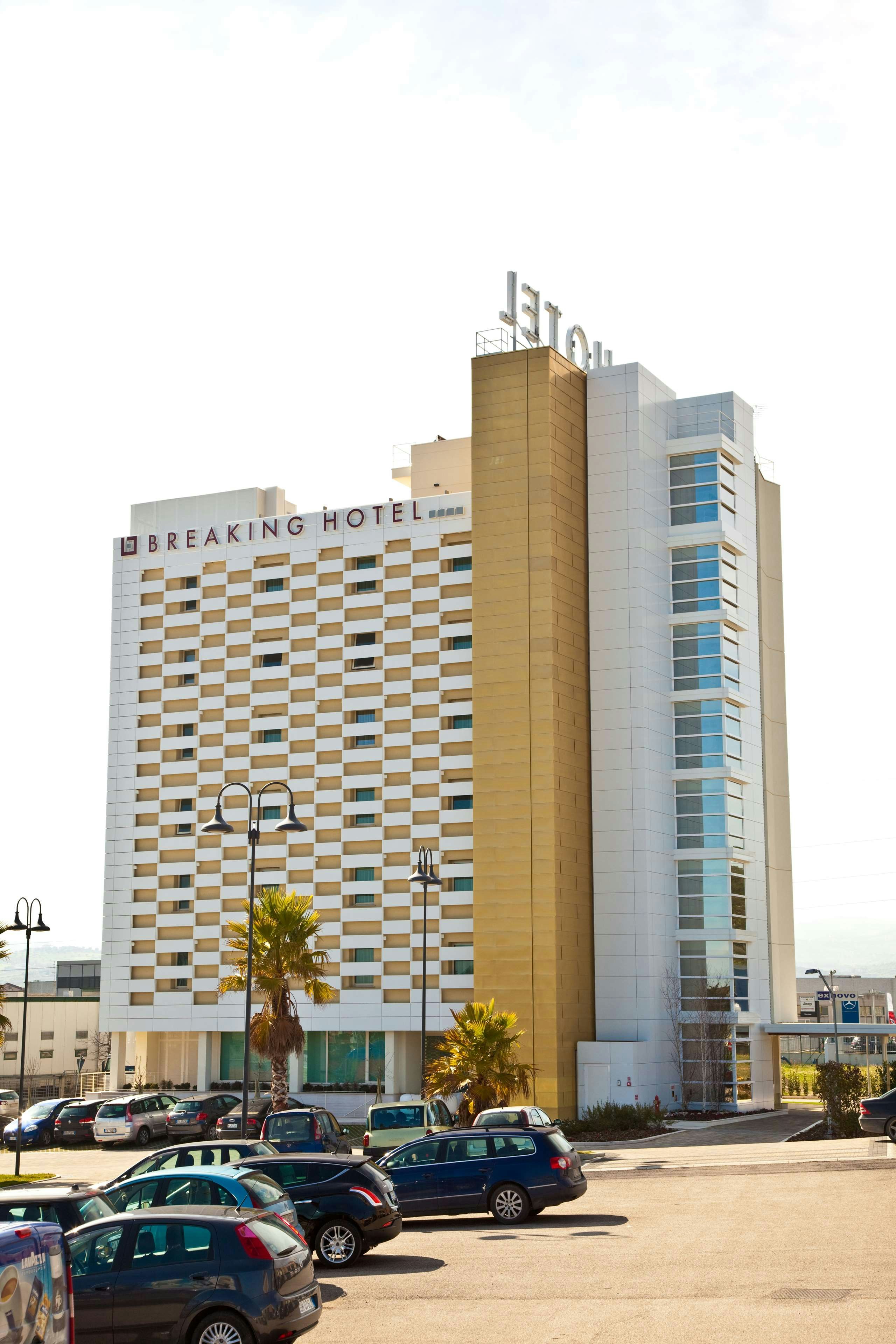 BREAKING BUSINESS HOTEL 15/17