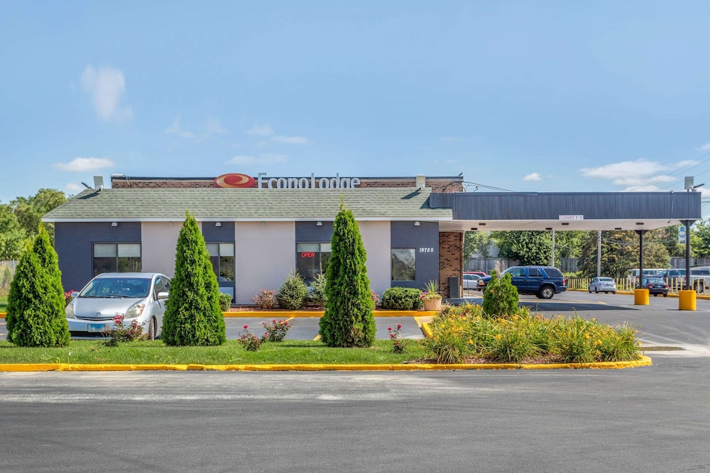 Econo Lodge Shorewood 3/31