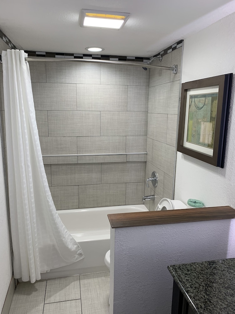 Lx Hotel A Travelodge By Wyndham 32/70