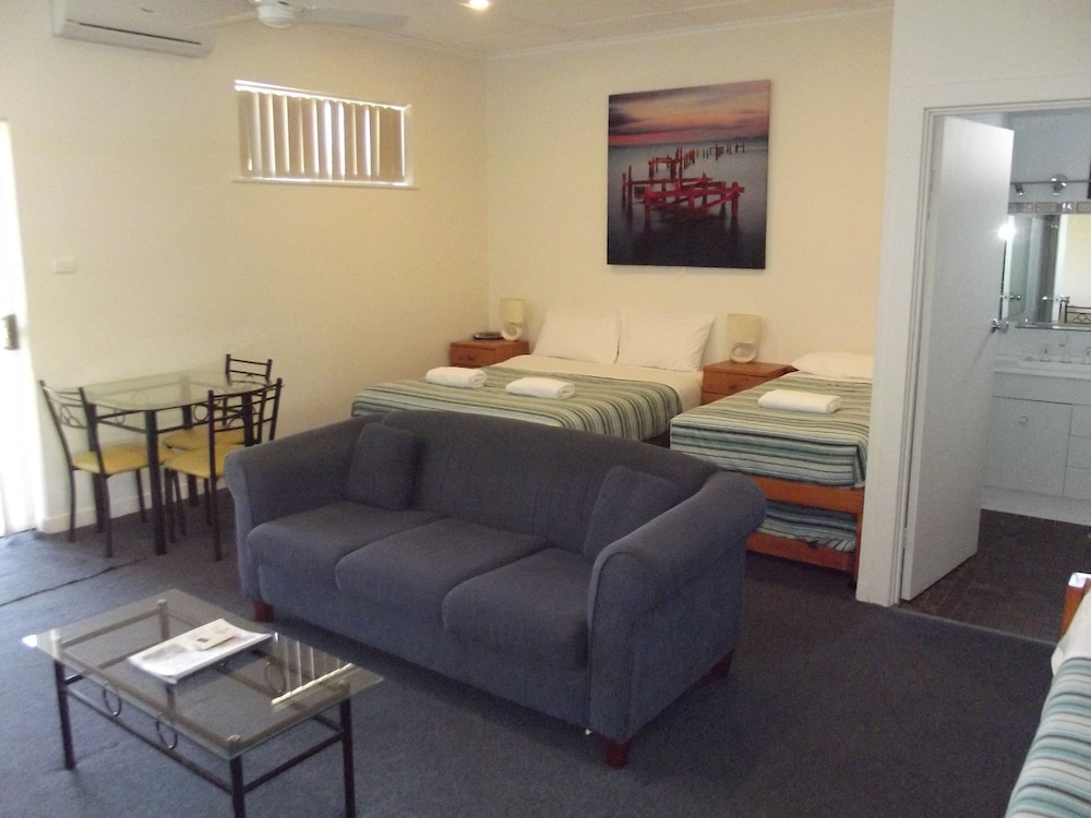 GUICHEN BAY MOTEL 37/54