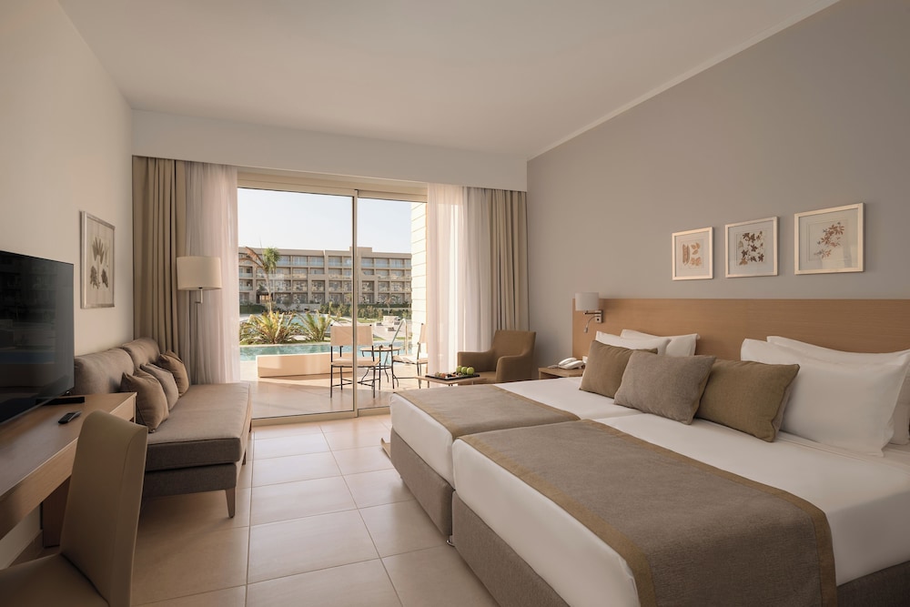 Swim Up, Deluxe, Family, Queen Bed