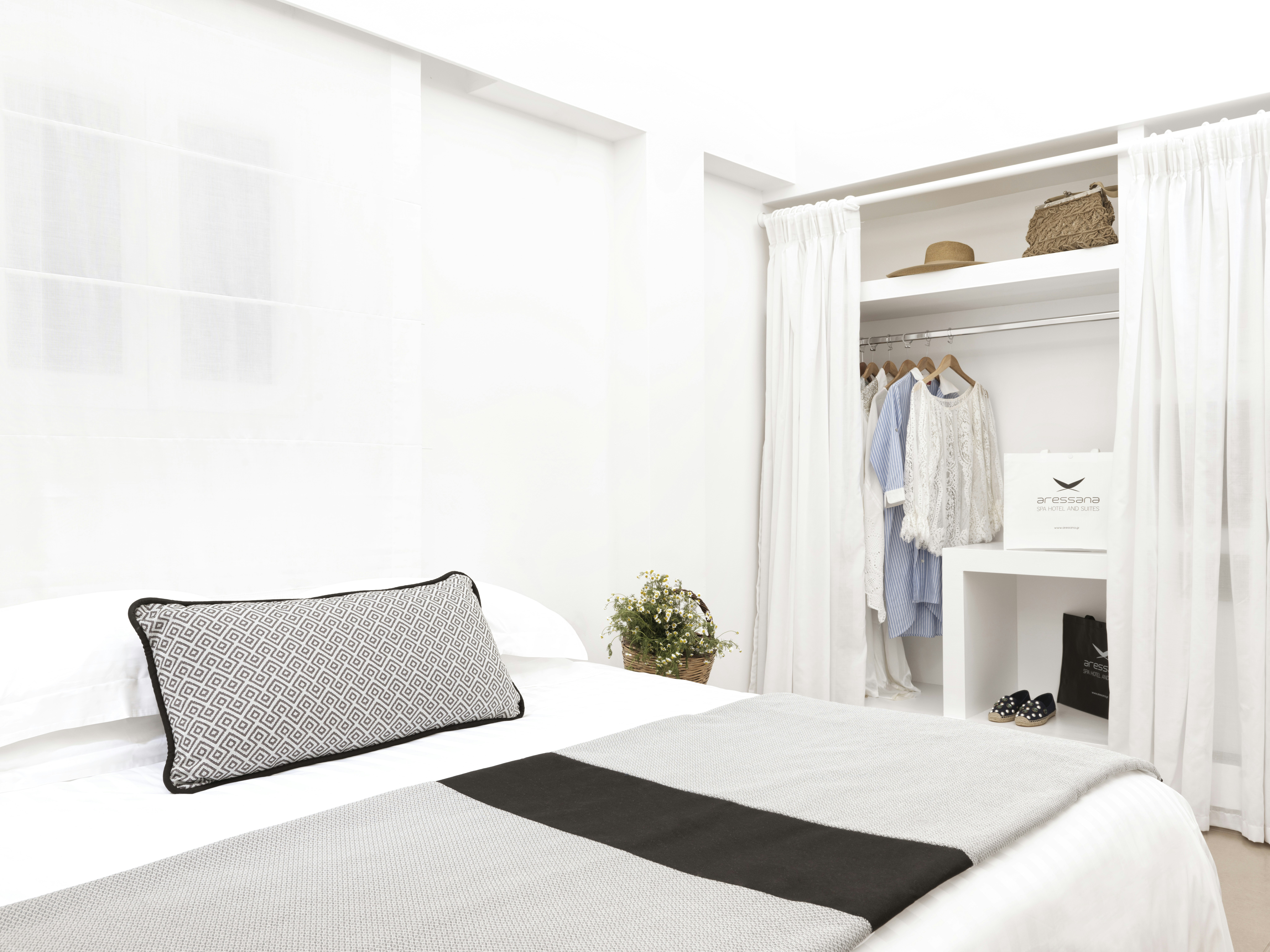 غرفة بسرير مزدوج بشرفة، Aressana Spa Hotel and Suites 2/2
