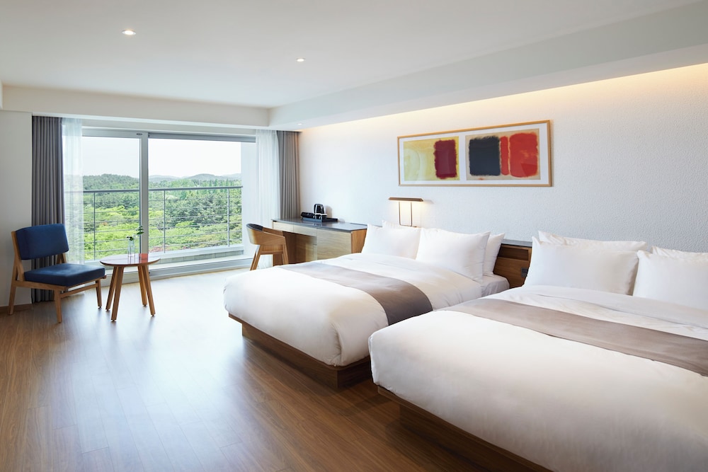 Premium, Suite, 2 Queen Beds, Pool Access