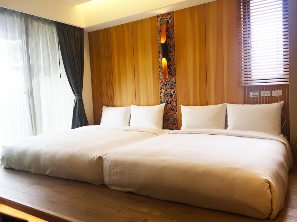 JOY INN 16/47
