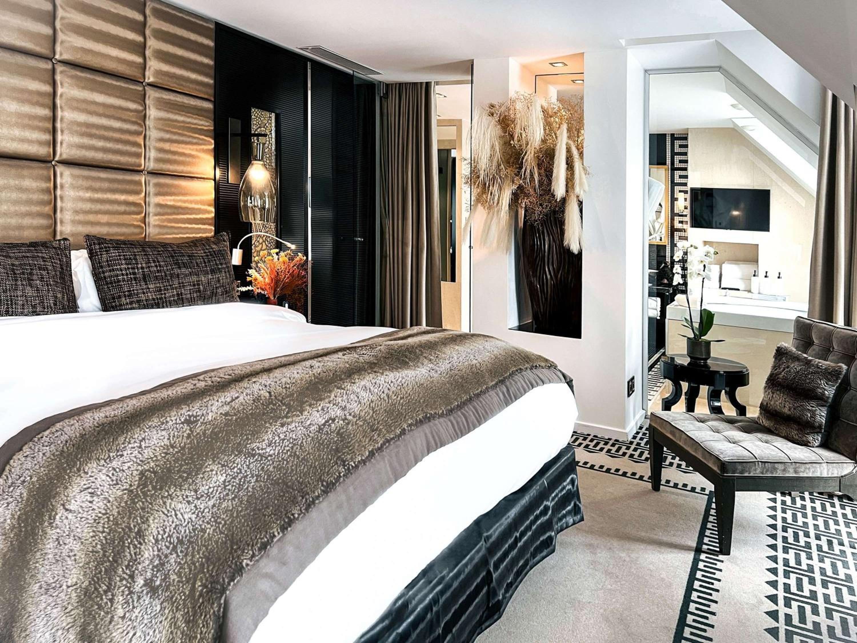 Couture, Apartment, King Bed, with View