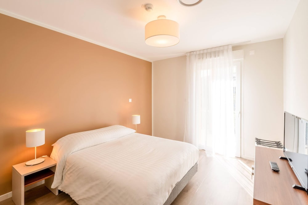 Upgrade, Queen Bed