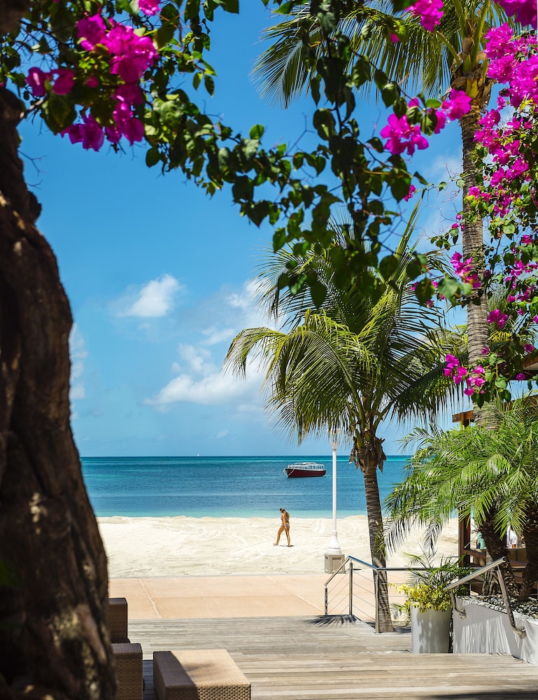 Holland House Beach Hotel 39/45
