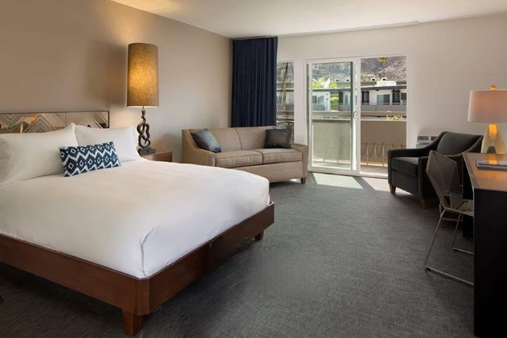 SUITE, KING BED