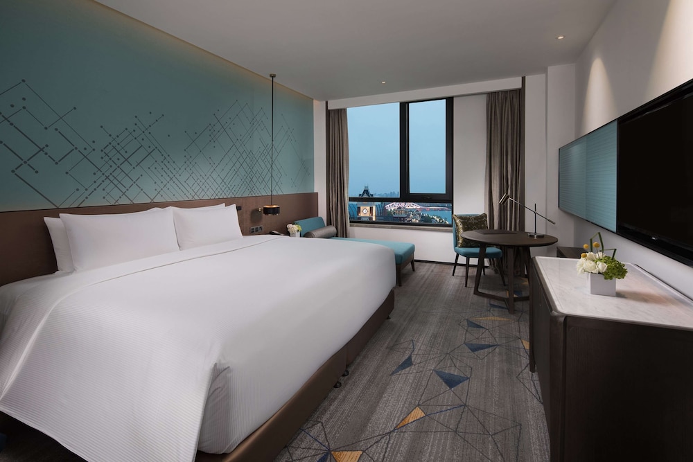 DELUXE, KING BED