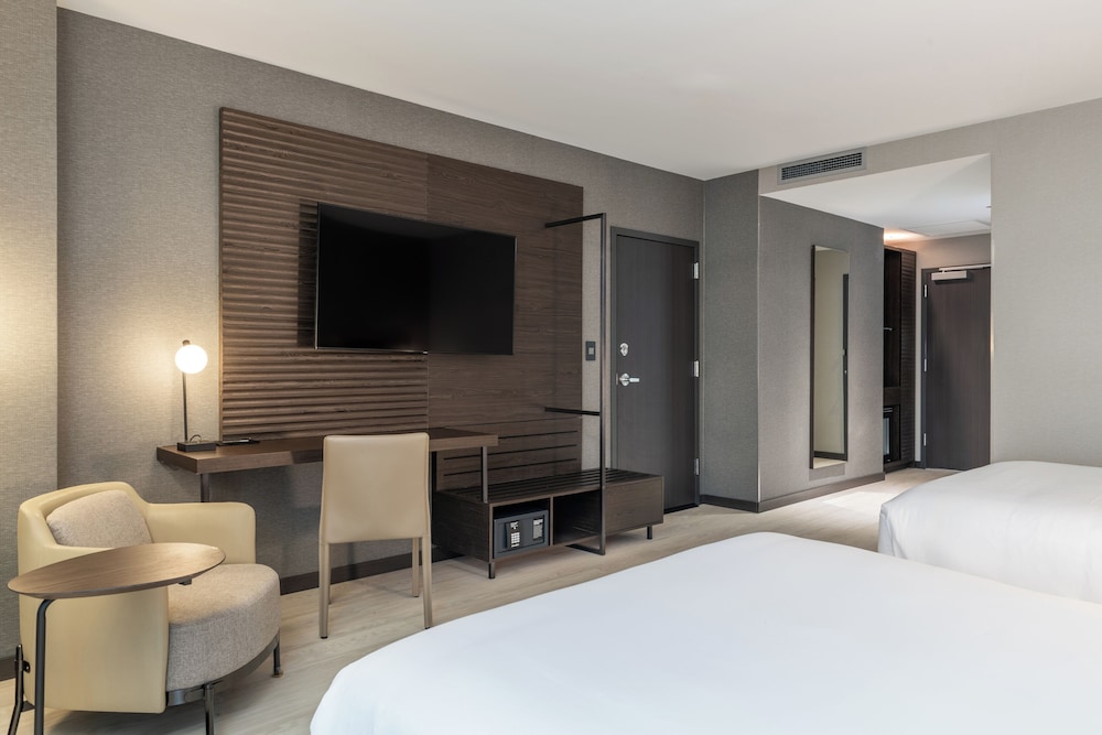 AC Hotel Burlington 12/50