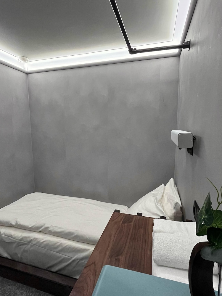 The Hyve Capsule hostel Amsterdam 8/24