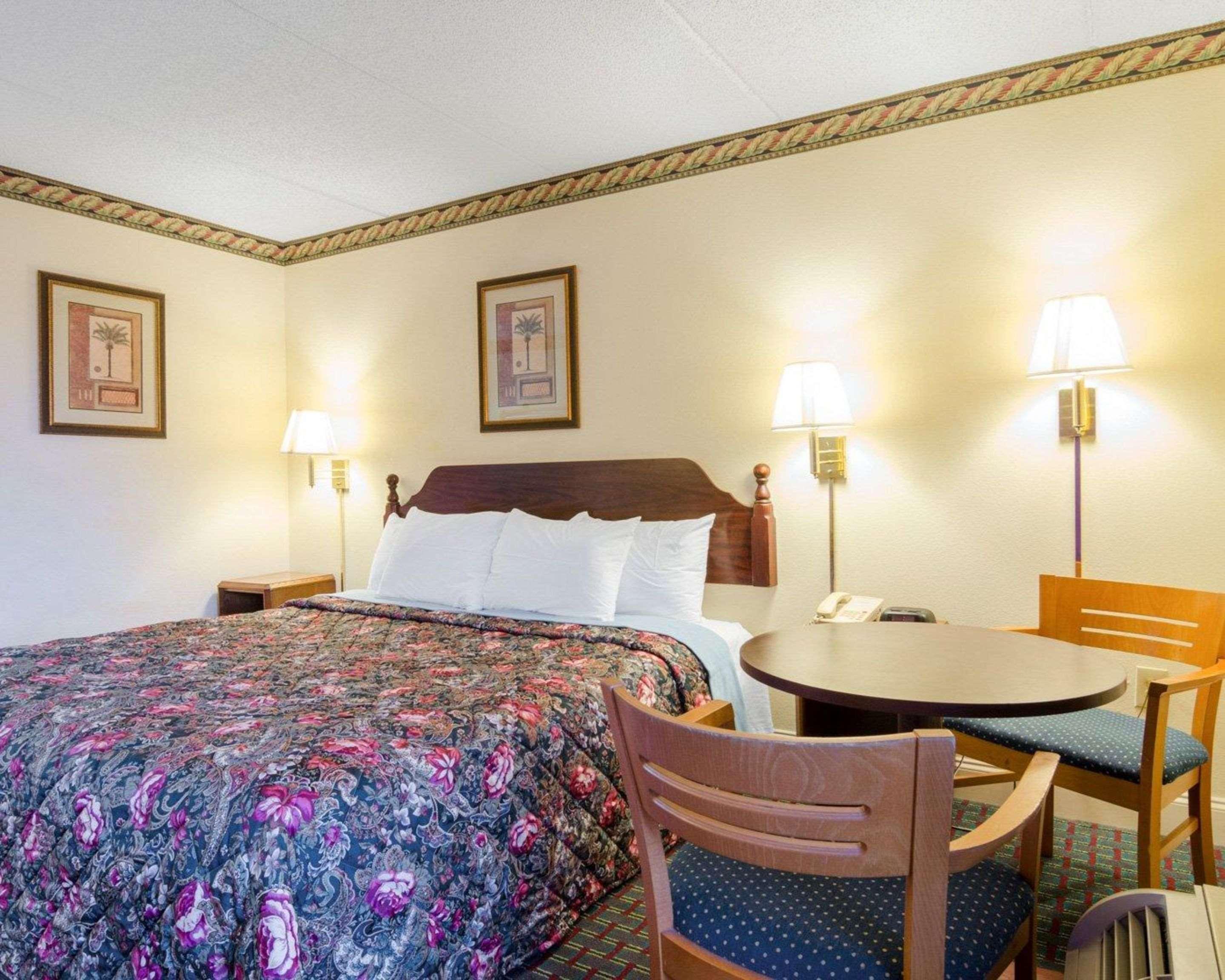 ROOM, KING BED, SMOKING, ACCESSIBLE