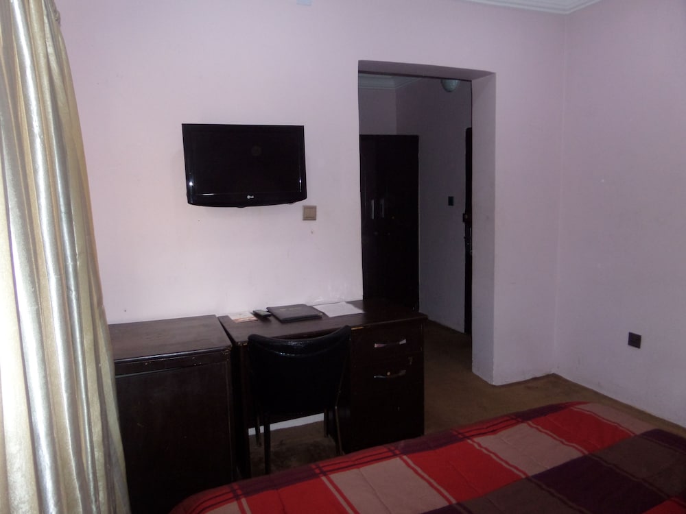 New Golden Hotel 15/16
