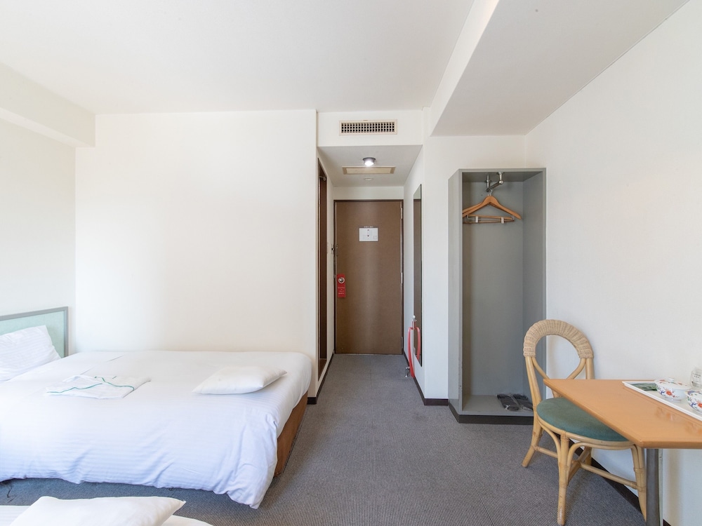 ROOM, TWIN BEDS