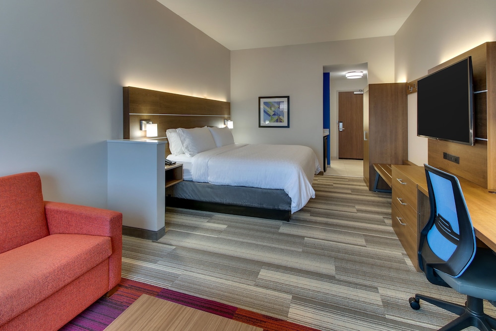 Holiday Inn Express & Suites Nashville Metrocenter Downtown 30/64