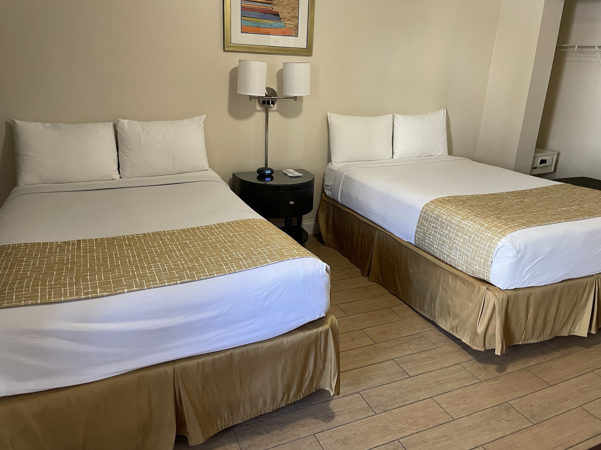 STANDARD, 2 DOUBLE BEDS
