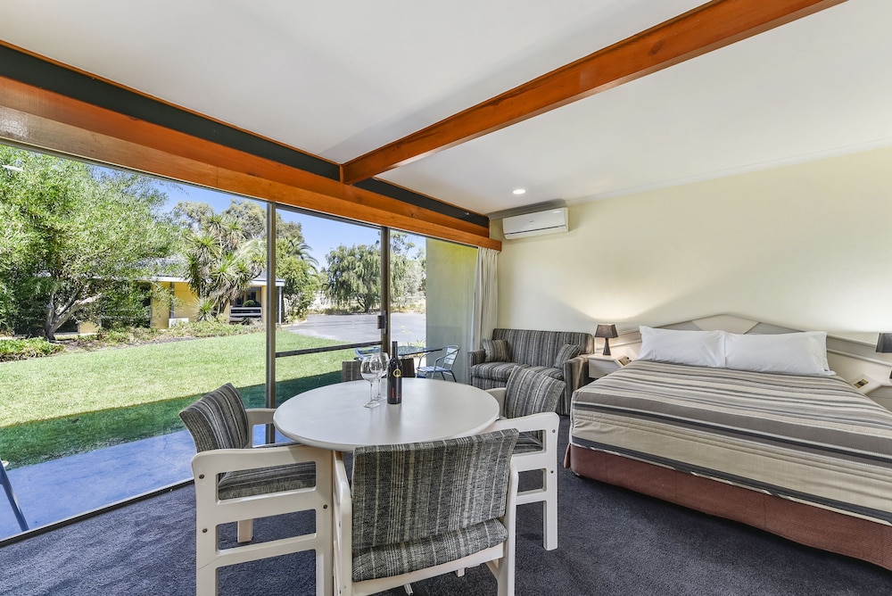 WILLIAM MACINTOSH MOTOR LODGE 28/31
