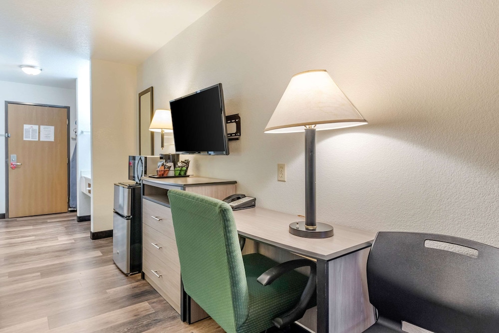 Econo Lodge Pueblo North 32/40